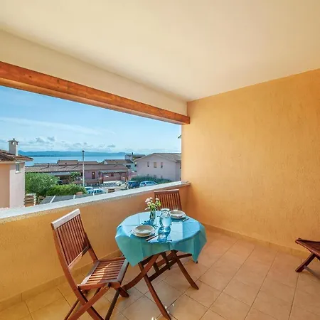 1 Bedroom Beautiful In Apartment Isola Rossa